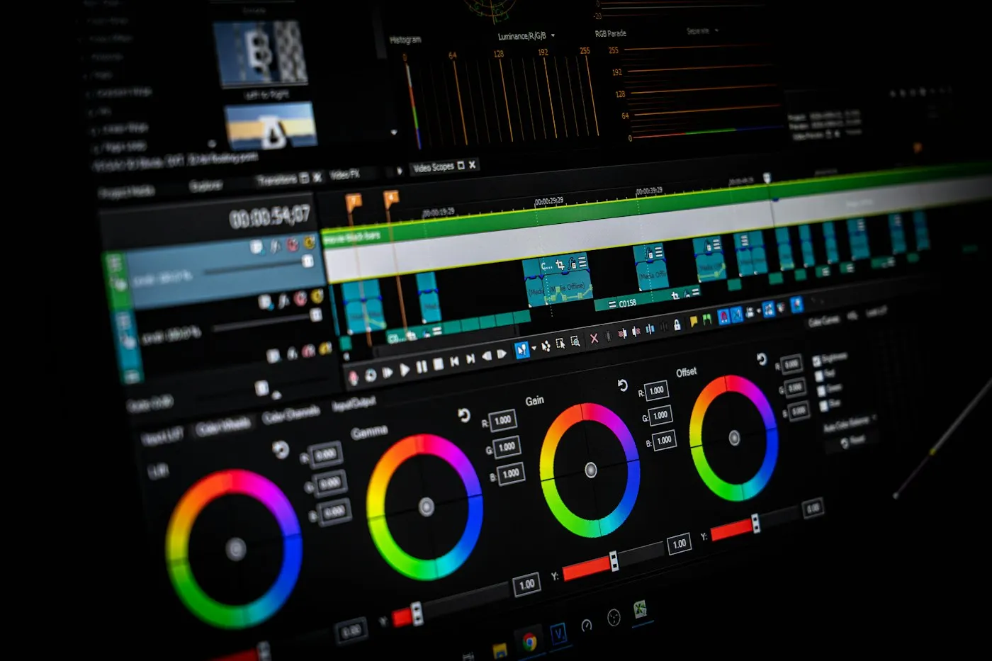 A split-screen showing four different video editing software interfaces side by side (DaVinci, Premiere, Final Cut, CapCut) on a dark desktop background. Modern, clean composition.