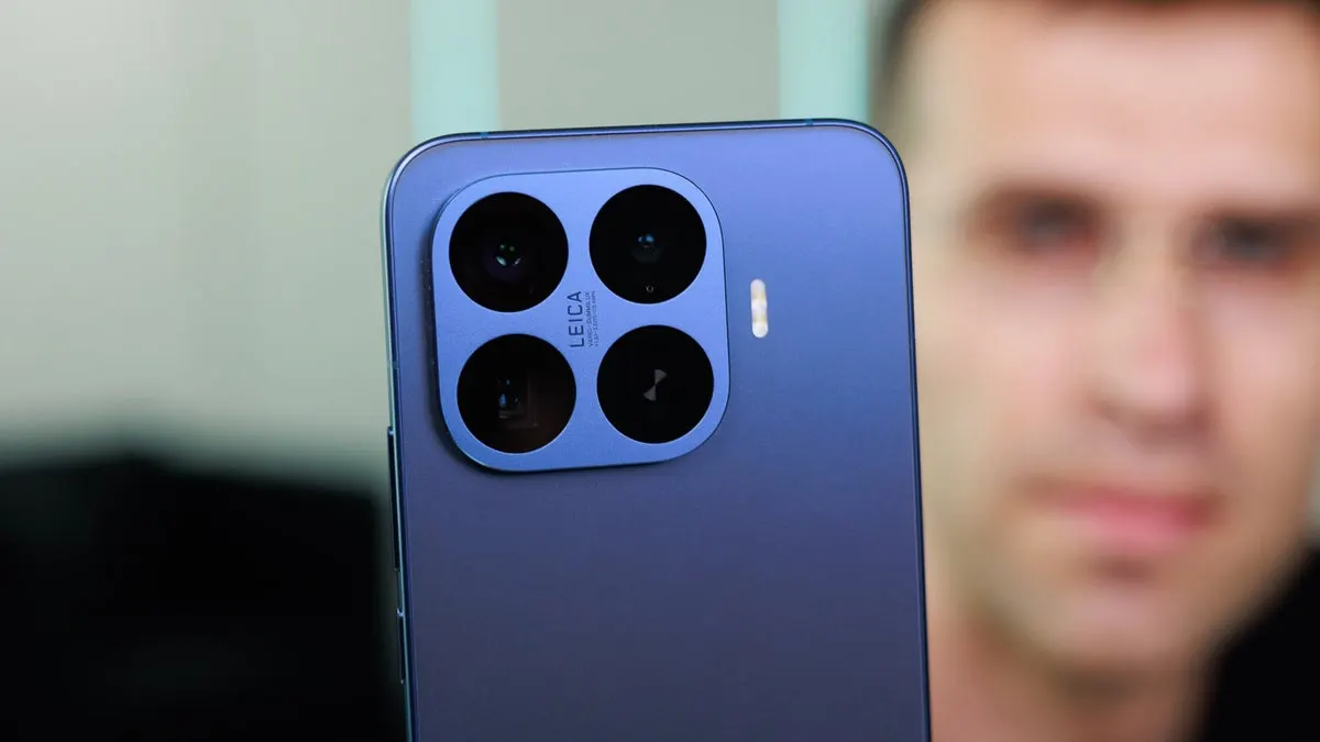 An iPhone camera in Siri Mode identifying an object in the real world.